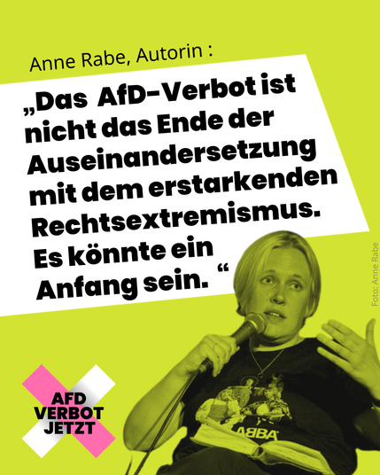 Ein Bild der Autorin Anne Rabe auf einer Lesung. Der Text "Das AfD-Verbot ist nicht das Ende der Auseinandersetzung mit dem erstarkenden Rechtsextremismus. Es könnte ein Anfang sein. "