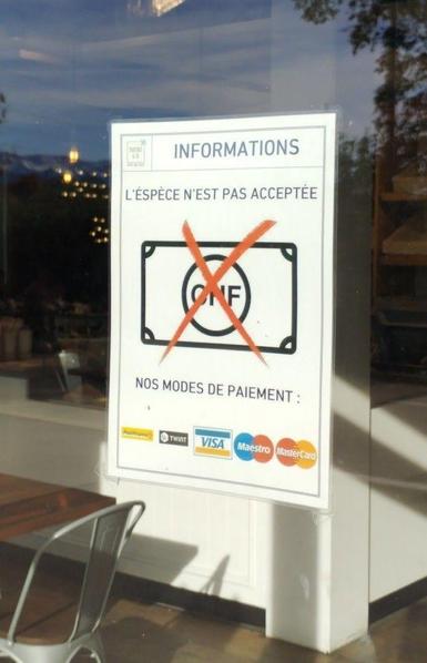 Cartello fuori da un esercizio commerciale che comunica ai clienti la sola possibilità di pagamenti elettronici