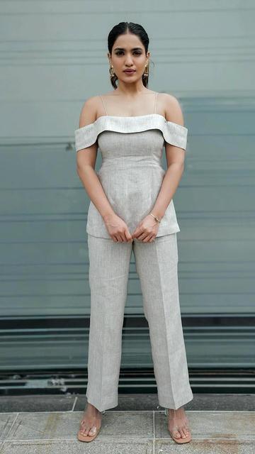 Grey is the new go-to color, and Saniya Iyappan’s latest outfit proves why. Perfectly tailored and effortlessly elegant, her chic grey ensemble is a must-see for every fashion aficionado. Don’t miss this iconic style moment!