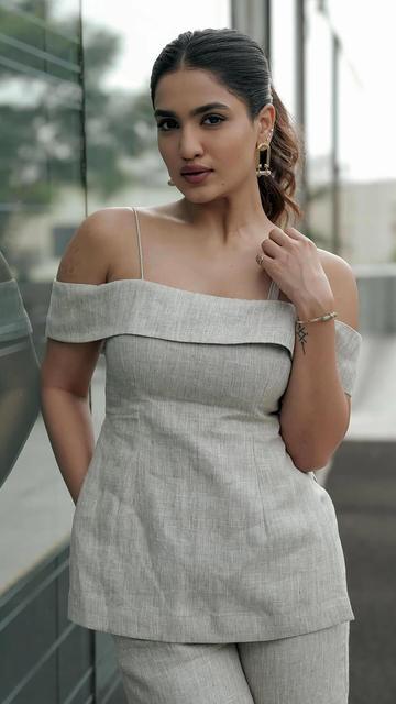 Saniya Iyappan brings her A-game in fashion with this striking grey outfit. A perfect blend of modern trends and timeless grace, this look is proof that she’s a style queen. Get inspired by her effortless elegance!