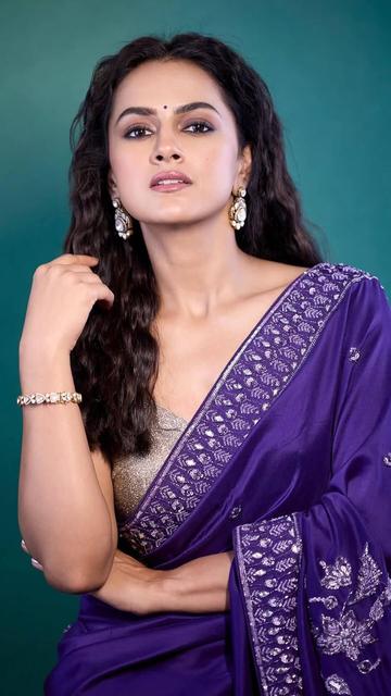 Saree lovers, take note! Shraddha Srinath’s latest purple saree look is the epitome of grace and glamour. The rich fabric, intricate detailing, and her subtle yet striking styling make this outfit a must-see for anyone who loves ethnic fashion. Shraddha’s effortless poise turns this traditional attire into a modern-day masterpiece. Don’t miss out on this sensational style moment.