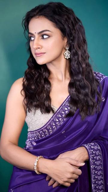 Shraddha Srinath’s purple saree moment is a lesson in chic minimalism. From the timeless fabric to her seamless styling, every detail screams elegance. Whether you’re looking for ethnic fashion inspiration or want to stay ahead of trends, Shraddha’s look is one to bookmark.