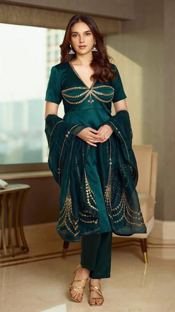 Aditi Rao Hydari’s emerald green kurta is the ultimate example of ethnic perfection. From its lush color to its intricate details, this outfit speaks volumes of tradition and elegance. Perfect for festive celebrations or intimate gatherings, her look showcases how to keep it classy yet impactful.