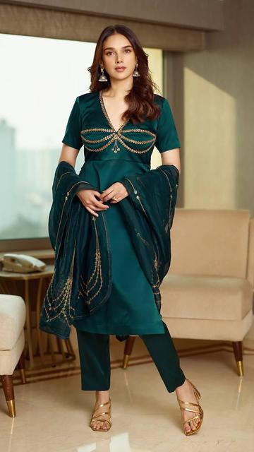 There’s nothing more graceful than Aditi Rao Hydari in this stunning emerald green kurta. With intricate detailing, rich hues, and a flowy silhouette, the outfit encapsulates her timeless beauty. Ideal for weddings, festive occasions, or ethnic events, this kurta look sets the style bar high!