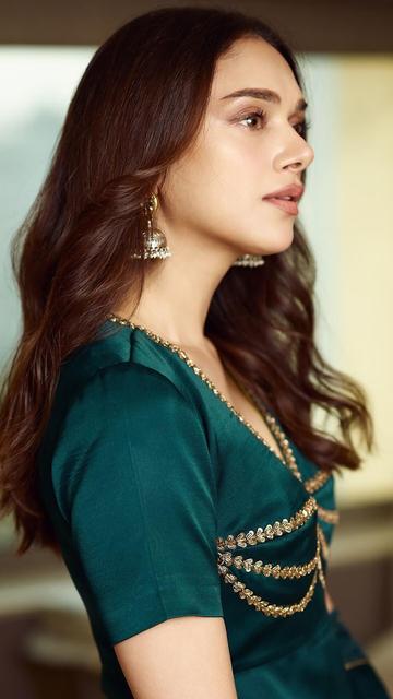 Aditi Rao Hydari’s emerald kurta look is all about elegance and sophistication. The rich green tone combined with exquisite craftsmanship offers the perfect inspiration for those who love timeless ethnic fashion. Her look is a lesson in how to shine effortlessly in traditional attire.