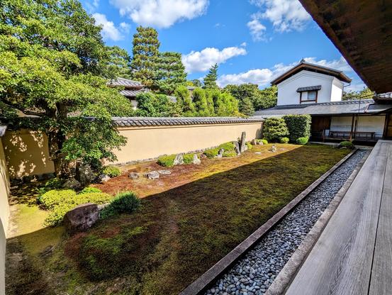 It is believed that Ryogen-in's moss garden may well be the oldest garden in the entire Daitoku-ji complex.