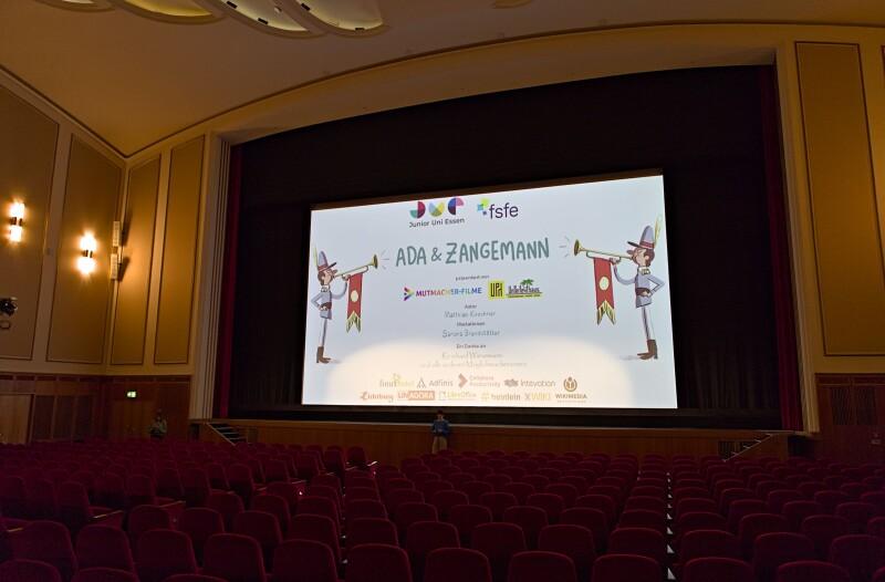 Cinema screen with the announcement of Ada & Zangemann and the people who made it possible