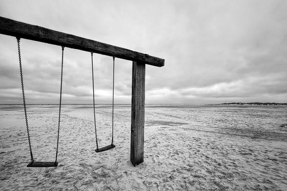 S/W-Bild einer Schaukel am Strand von Midsland Noord auf Terschelling, Niederlande. 