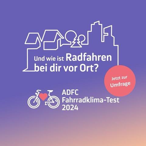Das Bild zeigt eine Grafik mit einem lila Hintergrund, die Umrisse von Häusern, Bäumen und einer Skyline der Stadt darstellt. Es enthält den Text "Und wie ist Radfahren bei dir vor Ort?" Und weist auf eine Umfrage zu den Fahrradbedingungen mit dem Titel "ADFC Fahrradklima-Test 2024“ hin.