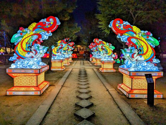 The paths of Manpuku-ji are lined with lanterns. This is the rear view of heavenly maidens riding clouds.