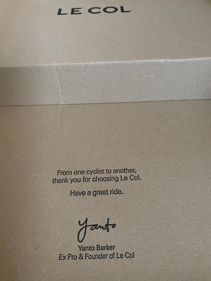 Cartoon der Firma Le Col mit dem Aufdruck „Le Col“ und darunter steht folgender Text:
„From one cyclist to another, thank you for choosing Le Col.
Have a great ride. Yanto.
Yanto Barker, Ex Pro & Founder of Le Col“