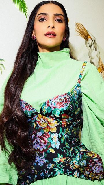 Sonam Kapoor redefines festive fashion with her jaw-dropping Thanksgiving outfit. From its intricate details to the flawless fit, her ensemble is every fashion lover’s dream come true.