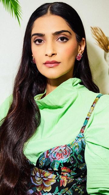 Sonam Kapoor celebrates Thanksgiving in style, bringing elegance and charm to the festive season. Her impeccable fashion sense shines through her latest outfit. A must-see for every fashionista!