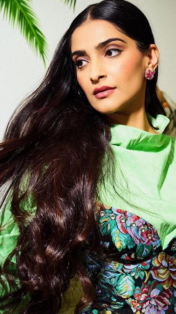 When fashion meets festivity, you get Sonam Kapoor’s Thanksgiving-inspired style. Her breathtaking outfit blends timeless elegance with modern vibes, making her the ultimate trendsetter this season.