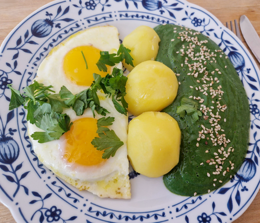 Ziebelmusterteller mit besagtem Essen.