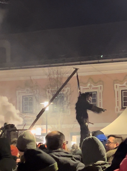 fliegender Krampus an einer Stange angehängt