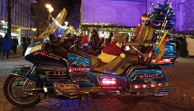 Motorrad an einem Weihnachtsmarkt.