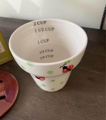 Flower pot shaped ceramic measuring cup.