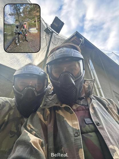 4 Personen beim Paintball spielen