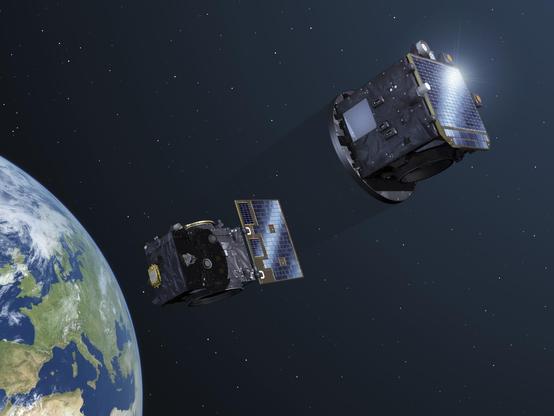 Illustration des deux satellites PROBA-3 volant en formation avec la Terre en arrière-plan en bas à gauche.