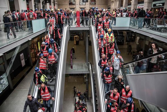 Cheminots en grève à la gare saint lazare