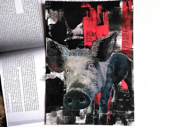 Zeichnung und Collage von Fee, zu sehen darauf ist ein im Matsch stehendes Schwein, das den Betrachter fest ins Auge fasst. Das Werk hat eine unruhige Struktur und ist weitgehend in den Farben schwarz, weiß und rot gehalten.
