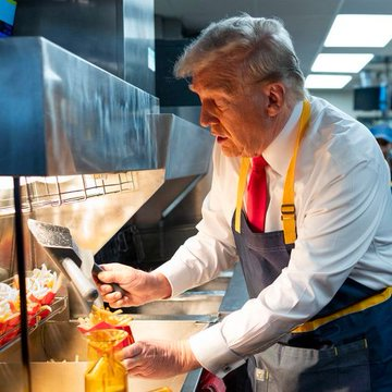 Donald Trump bei einem PR-Besuch bei McDonalds. Er füllt Pommes ab.
