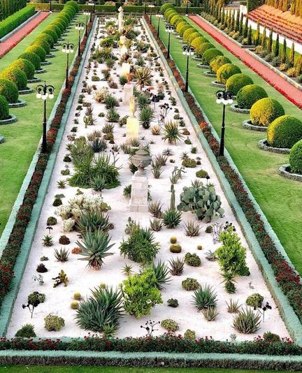 Hermosos #jardines frente a la #Mansión de Bahji en #Akko, Israel.  Lugar de Perigrinaje bahá'í.

Foto de @abetjun 