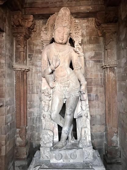 Das Foto zeigt die 2,70 m hohe vierarmige reichverzierte Steinfigur Chaturbhuji-Dakshinamurti im Innern des Sanctum Sanctorum vom Chaturbhuja Tempel (11. Jh.) in Khajuraho.