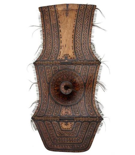 Escudo de madera con bordes con pelos.