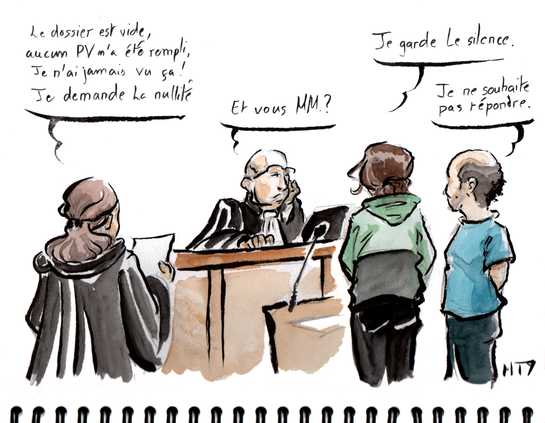 Dessin Judiciaire par Myster Ty à l'aquarelle et l'encre. L'avocate, de dos : "le dossier est vide, aucun PV n'a été rempli, je n'ai jamais vu ça ! Je demande la nullité." Le juge, qui s'ennuie ferme : "Et vous MM. ?" Le plus jeune, en survet noir et vert et queue de cheval : "Je garde le silence". Le deuxième accusé, bien droit, en t-shirt : "je ne souhaite pas répondre."