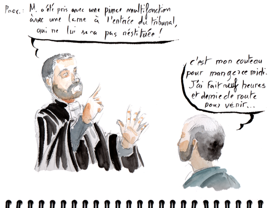 hDessin judiciaire par Myster Ty à l'aquarelle et l'encre. Procureur, grandiloquent et paternaliste depuis son estrade : "M. a été pris avec une pince multifonction, avec une lame, à l'entrée du tribunal. Pince qui ne lui sera pas restituée !". L'accusé le plus âgé: "C'est mon couteau pour manger ce midi. J'ai fait 9h30 de route pour venir…"