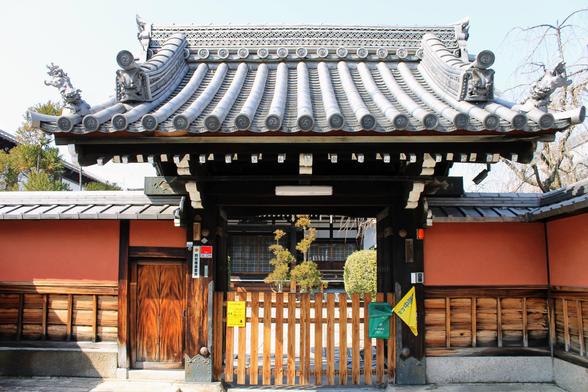Zentoku-ji's main gate.