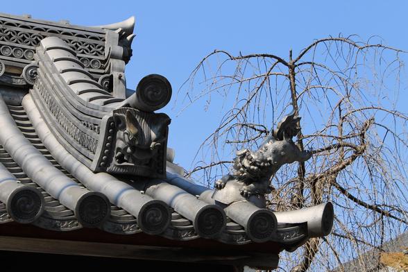 Decorative tiles on the gate roof of Zentoku-ji.