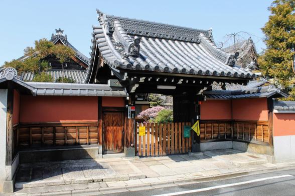 Zentoku-ji is a small temple, but its distinctive red walls help it to stand out.