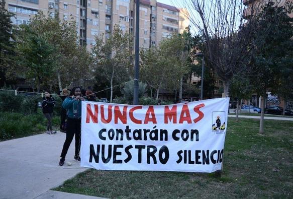 Pancarta con el lema "nunca más contarán con nuestro silencio".