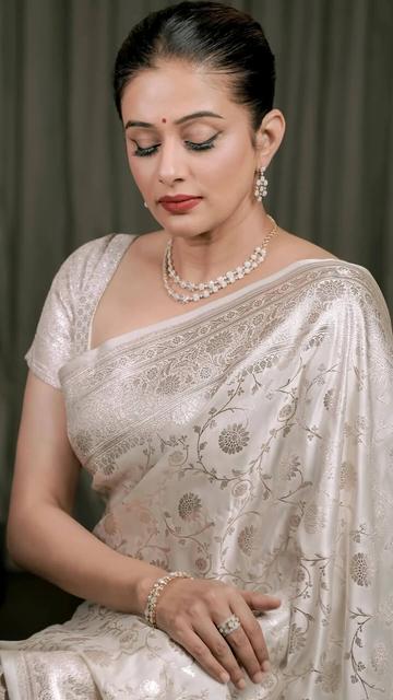 Priya Mani brought her star power to the SeaPearls store launch in Muscat. Dressed to impress, she perfectly complemented the brilliance of the diamonds on display. Discover how she made this grand opening unforgettable.