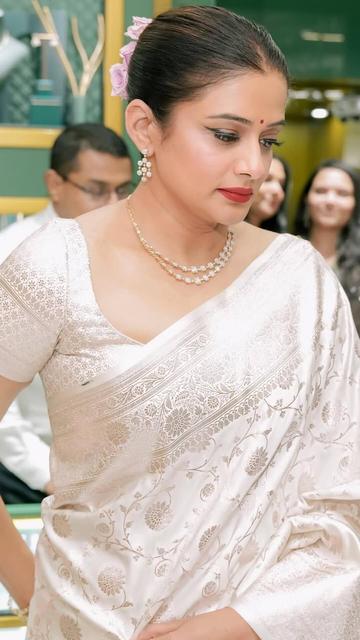SeaPearls Gold & Diamonds' store opening in Muscat became a night to remember, thanks to Priya Mani. Dressed elegantly, she captured the essence of luxury and style. Explore the exclusive photos from the event.