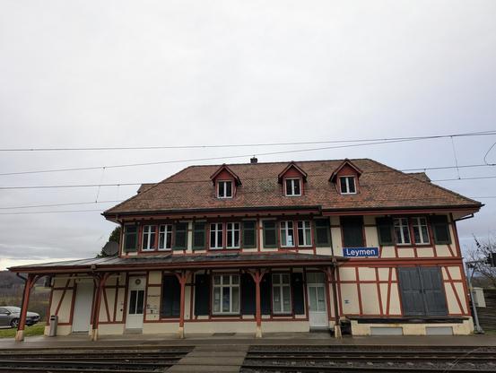La gare de Leymen aux allures suisses pourtant en France.