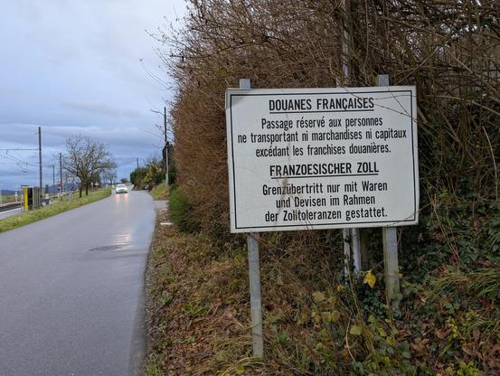 Panneau des douanes françaises à la gare de Leymen disant "passage réservé aux personnes ne transportant ni marchandises ni capitaux excédant les franchises douanières."