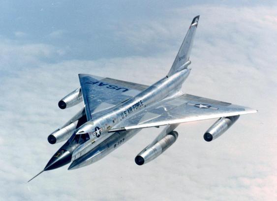 Convair B-58 der United States Air Force
Quelle: https://commons.wikimedia.org/wiki/File:B-58_(modified).jpg#mw-jump-to-license
Lizenz: Public domain