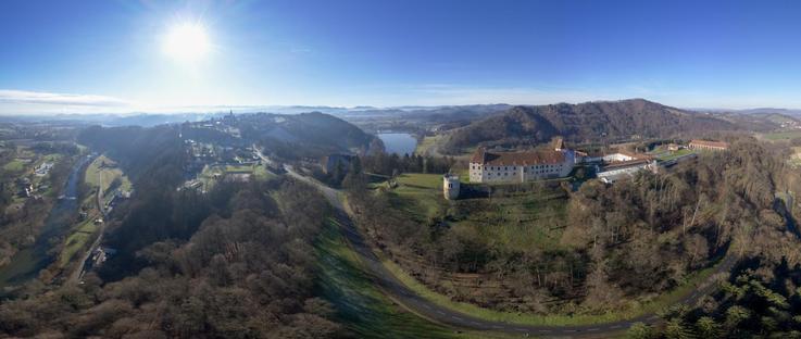 Panoramaufnahme des Schlosses Seggau, bei Leibnitz. Links die Sulm, in der linken Hälfte Frauenberg mit der Wallfahrtskirche. Im Zentrum des Bildes der Sulmsee und in der rechten Hälfte Schloss Seggau. Sonnige Stimmung. 