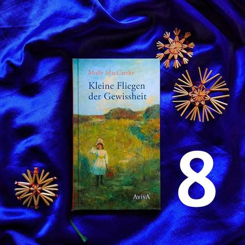 Buch "Kleine Fliegen der Gewissheit" von Molly MacCarthy auf einem blauen Tuch, dekoriert mit Strohsternen, rechts im Bild die Ziffer 8.