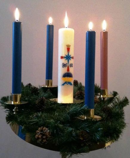 Advent wreath with a pink candle for Gaudete Sunday. Source: Wikimedia Commonsꜛ (license: CC BY-SA 3.0).