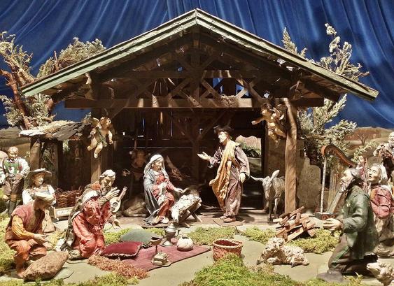 A typical nativity scene, depicting the birth of Jesus in a stable. Munich nativity scene in the inner courtyard of the town hall. Source: Wikimedia Commonsꜛ (license: CC BY-SA 3.0).