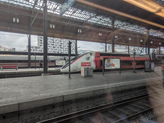 Un TGV Lyria et un ICE allemand à quai en gare de Basel SBB