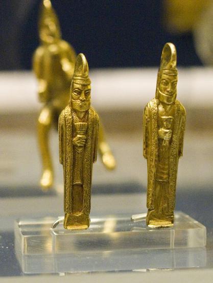Zoroastrian priests (Magi) carrying barsoms. A barsom is a ritual implement used by Zoroastrian priests to solemnize certain sacred ceremonies. Gold statuettes from the Oxus Treasure of the Achaemenid Empire, 4th century BC. Source: Wikimedia Commonsꜛ (license: CC BY-SA 2.0).