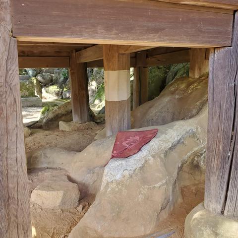 The rock formation beneath the sutra store has been worn smooth by thousands of people who come to sit here (especially women hoping for an easy childbirth).