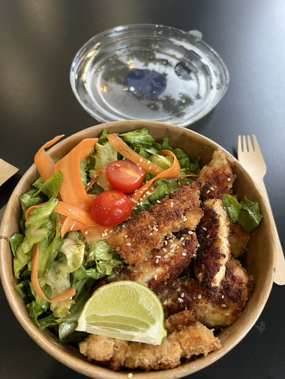 Crispy Chicken Bowl mit Salat, Tomaten und Karotten