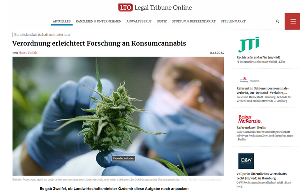 Screenshot Dezember 2024 LTO Artikel - Symbolbild eines Forschers oder einer Forscherin in Laborausrüstung mit einer Cannabisblüte

Forschung an und mit Konsumcannabis sei ab jetzt wieder möglich, aber erlaubnispflichtig, teilte das Ministerium mit. "Die Antragstellerinnen und Antragsteller müssen die im Konsumcannabisgesetz vorgegebenen Kriterien erfüllen, die vorgeschriebene Sachkenntnis nachweisen und das Forschungsinteresse belegen. Nicht nur Hochschulen, auch Unternehmen können Forschungsanträge stellen. Forschung kann dazu beitragen, den Schwarzmarkt effektiv einzudämmen, die gesundheitliche Prävention auszubauen und die Debatte zu versachlichen."

Interesse in zahlreichen Kommunen und Hochschulen
Wie das Ministerium erläuterte, hätten zahlreiche Kommunen, Universitäten, Fachhochschulen und Unternehmen Interesse an der Bearbeitung von Forschungsfragen mit Bezug zu Konsumcannabis geäußert. Im Zentrum dieser Forschungsprojekte stünden dabei Fragen nach einem besseren Jugendschutz, einer stärkeren Zurückdrängung des Schwarzmarktes und der organisierten Kriminalität sowie einer Steigerung des Verbraucherschutzes durch risikoärmere Konsumformen.